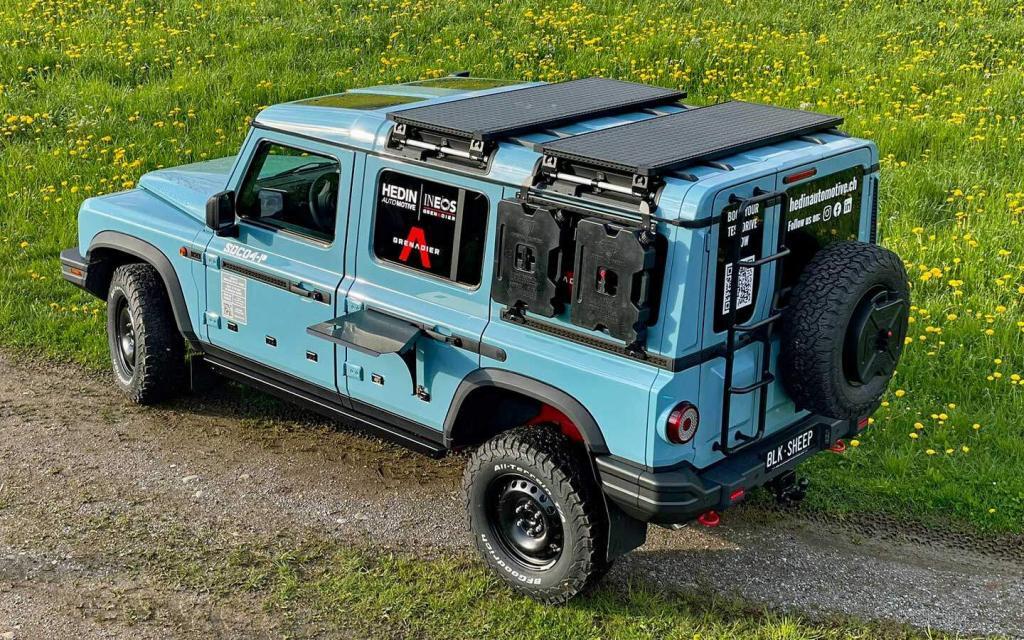 INEOS Grenadier with tailored roof platform, side table and MOLLE system