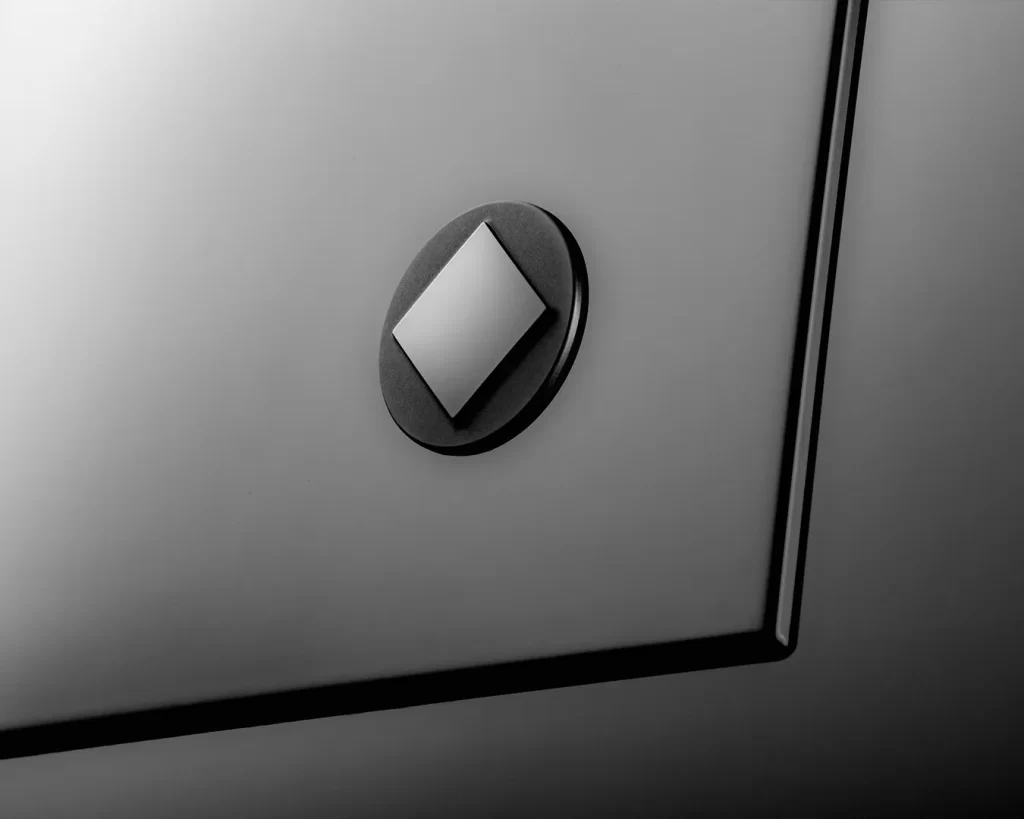 close up of new defender octa rear window logo