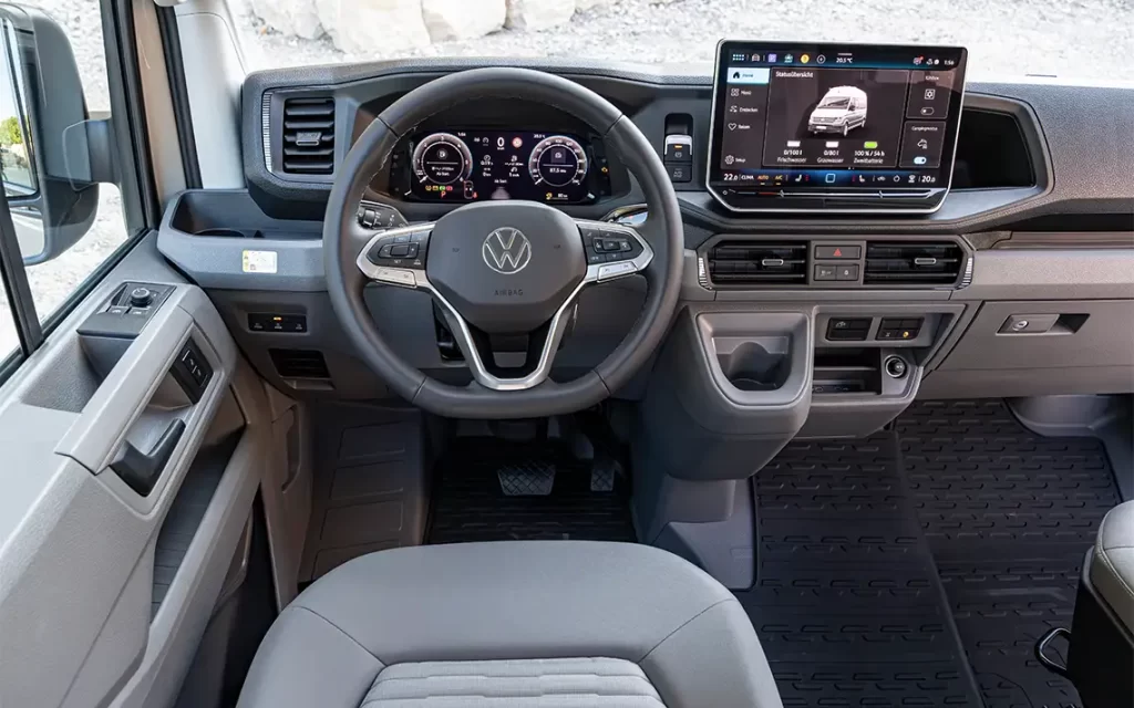 The cockpit offers practical freedom of movement thanks to the electric parking brake