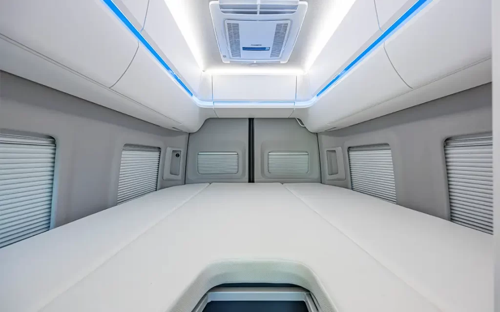 The bed in the 680 is arranged lengthwise